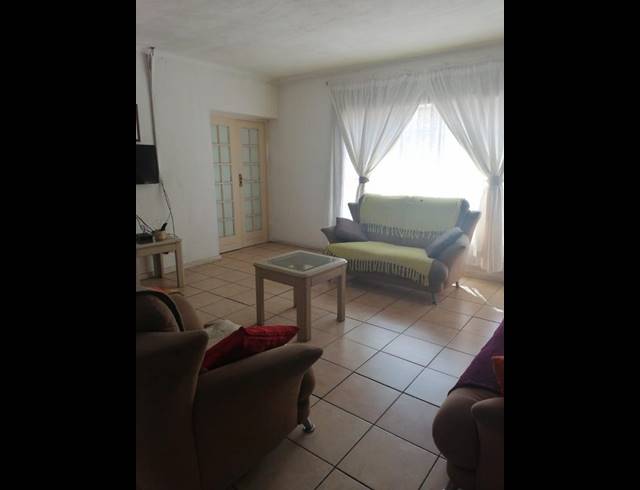 3 BEDROOM HOUSE FOR SALE IN BEZUIDENHOUT VALLEY